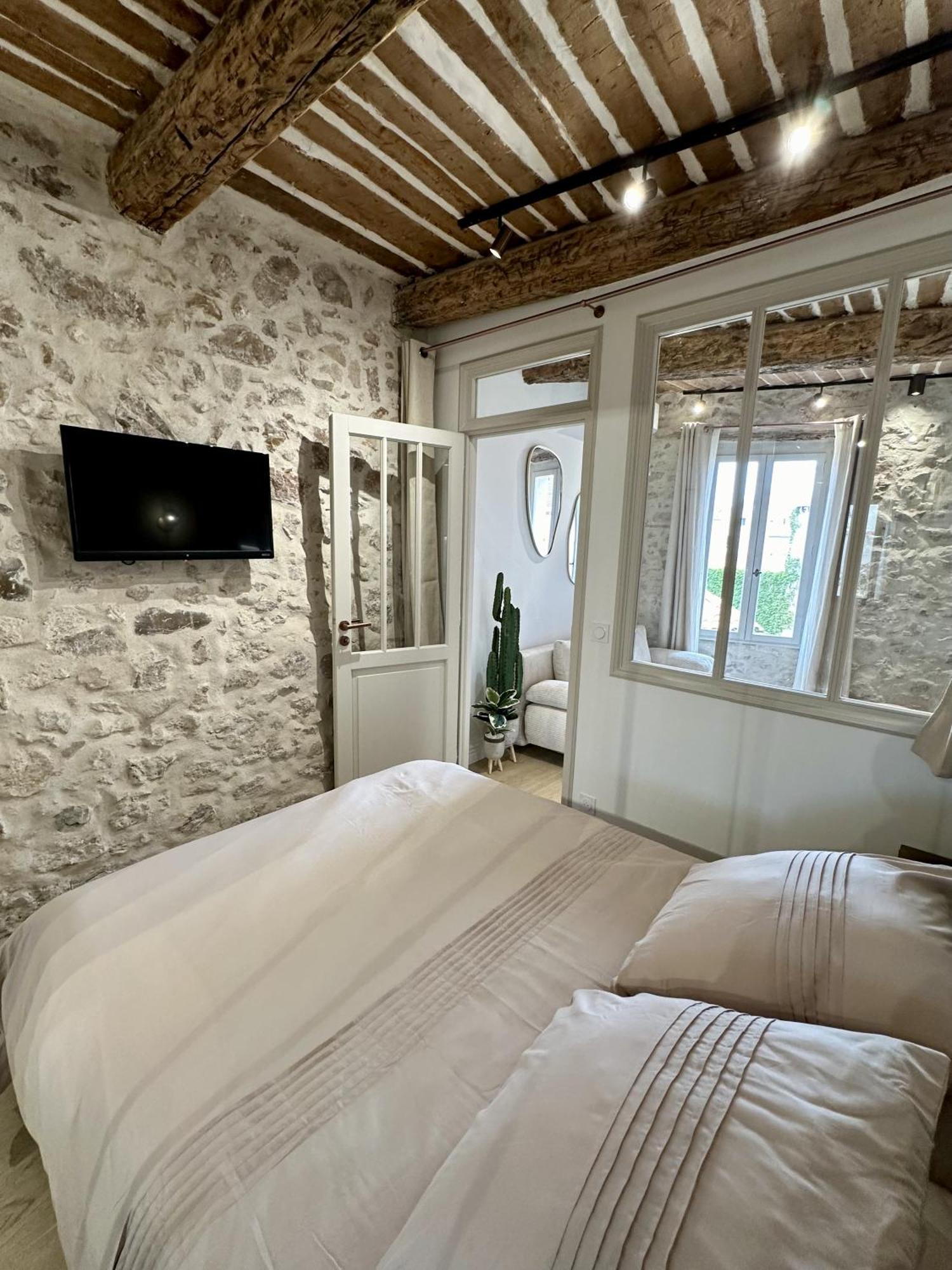 New Charming Old Town Apartment *