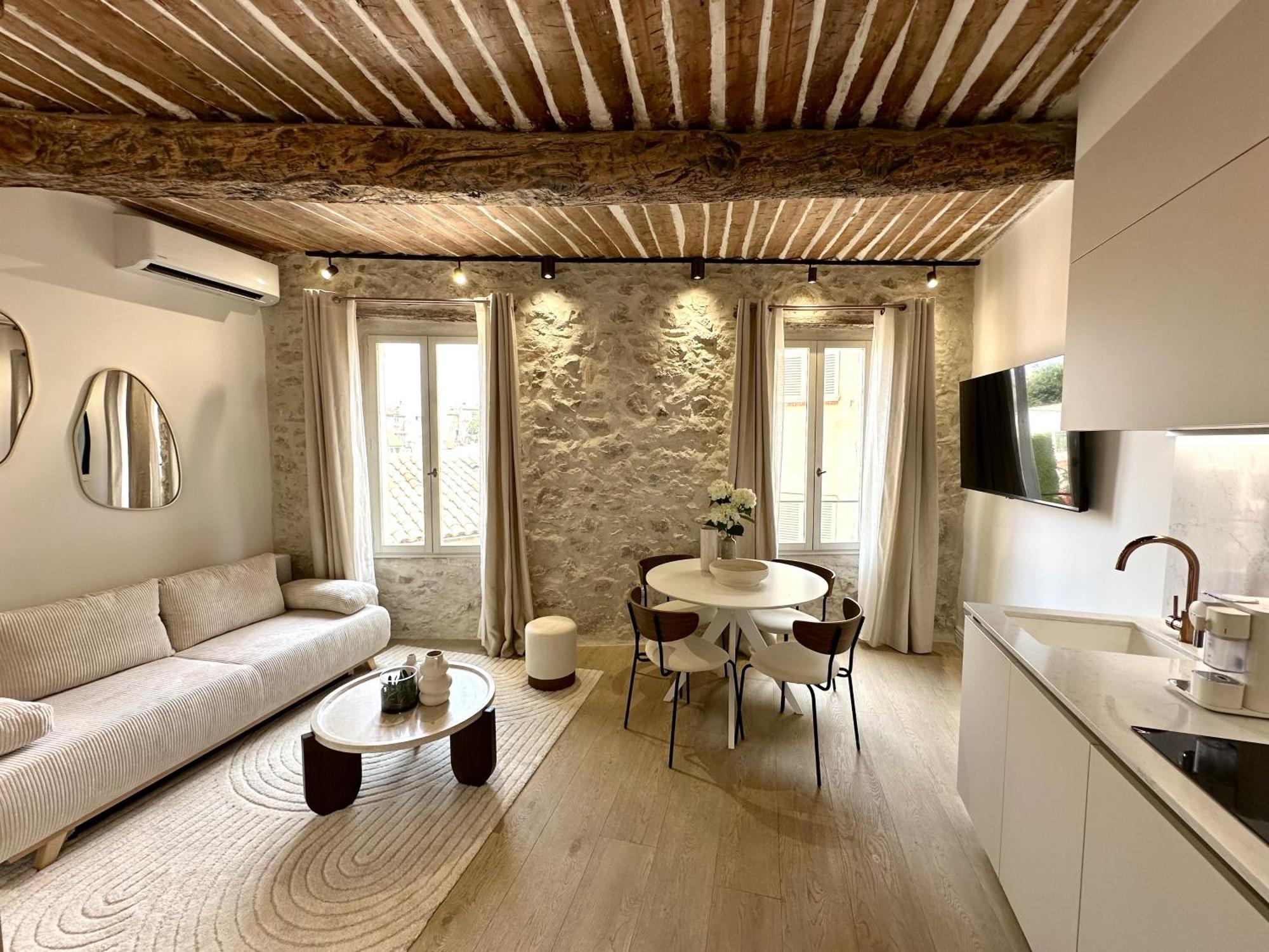 New Charming Old Town Apartment *